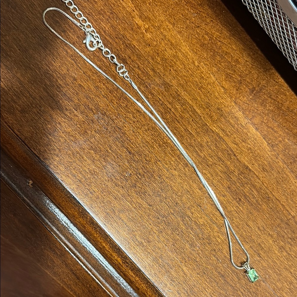 Elegant Green Pendant Necklace - Picture 2 of 3